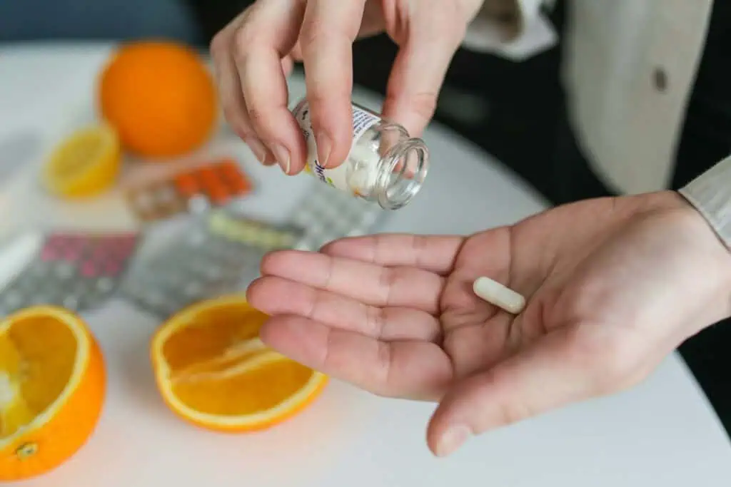 維生素缺乏與掉髮有密切關係，尤其是維生素B群、維生素D、維生素C、鐵質和鋅等，這些營養素對於頭髮生長和毛囊健康非常關鍵。 