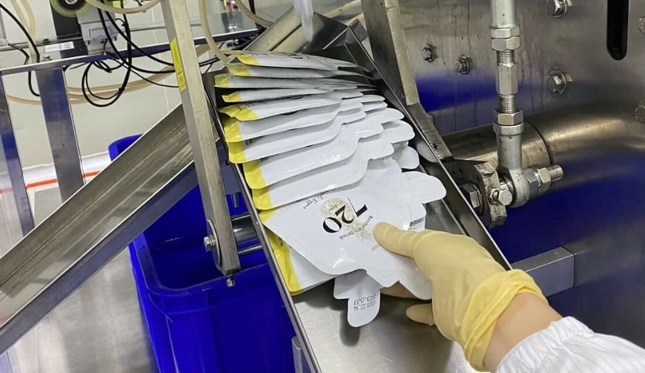 720 鳳梨酵素飲採用液態形式,這個好處是比起錠狀、粉末、果凍的保健食品少了更多化學成分,有些人吃膠囊會產生脹氣,而 720 鳳梨酵素飲只包含三種天然成分「水、鳳梨、麥芽糖」,容易對食物敏感的人也能安心喝。液體鳳梨酵素還有一個好處是,在進入人體後可以直接接觸胃腸壁,迅速進入消化系統,發揮作用。