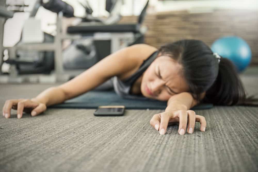 運動後產生的痠脹與無力感,通常被稱為「延遲性肌肉痠痛」(DOMS),是身體進行修復的正常反應。 這種痠痛感通常在運動後12到72小時出現,是肌肉纖維在運動過程中受到微小損傷,隨後身體進行修復和增強的過程。