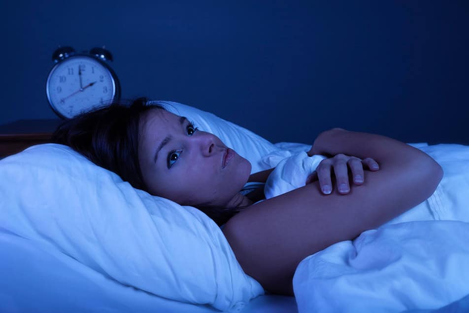 熬夜會導致頭髮稀疏,主要因為影響內分泌、生長激素和皮質醇等荷爾蒙,造成毛囊養分不足、生長期縮短,並可能引發頭皮發炎與免疫系統失調,使毛囊提前進入休止期,最終導致落髮和髮量稀疏。