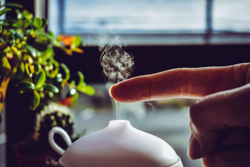 雪松精油擴香的主要作用包括幫助放鬆身心、舒緩壓力、改善呼吸道健康、淨化空氣以及提升專注力。 其溫暖木質的香氣能帶來平靜和安定感,適合在冥想、瑜珈或睡前使用,有助於改善睡眠品質。 同時,雪松精油的抗菌特性也有助於清除異味,保持空間清新。