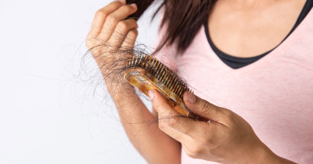 異常掉髮的狀況可能有多種原因,但如果每天掉髮超過150-200根,且持續一週以上,就可能需要就醫檢查。