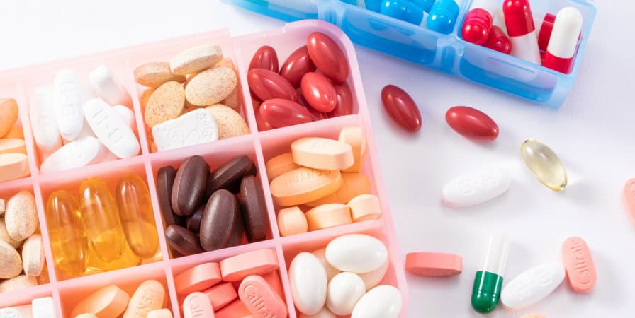 孕期保健品主要包括葉酸、鈣、鐵、DHA、綜合維他命、益生菌等，應根據孕期不同階段的需求，搭配均衡飲食，適量補充。 