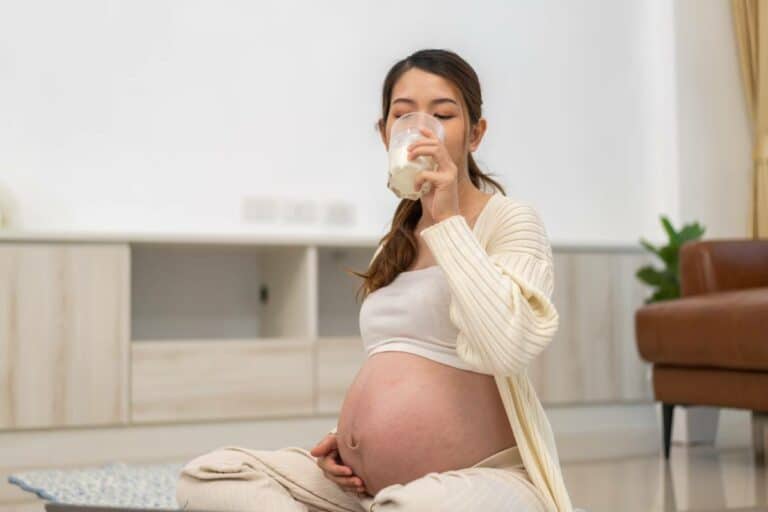 孕婦需要蛋白質，因為它是胎兒細胞生長、發育和修復的基礎，同時對母體的組織和健康也很重要。孕婦在懷孕期間每日建議額外攝取約10公克的蛋白質，主要來源包括瘦肉、魚類、蛋、奶製品、豆類和堅果。